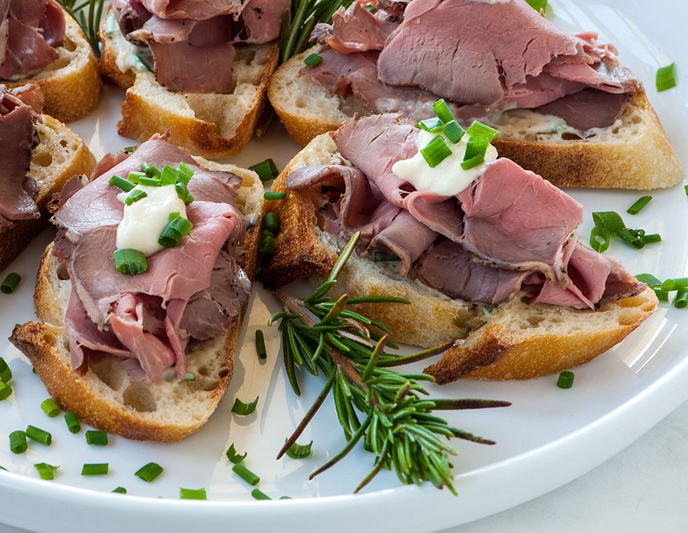 crostini-topped-with-roast-beef-horseradish-and-fresh-chives