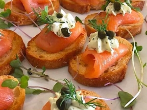 smoked-salmon-crostini-with-lemon-dill-cream-cheese-capers