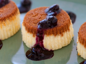 mini-upside-down-cheesecakes-with-blueberry-sauce